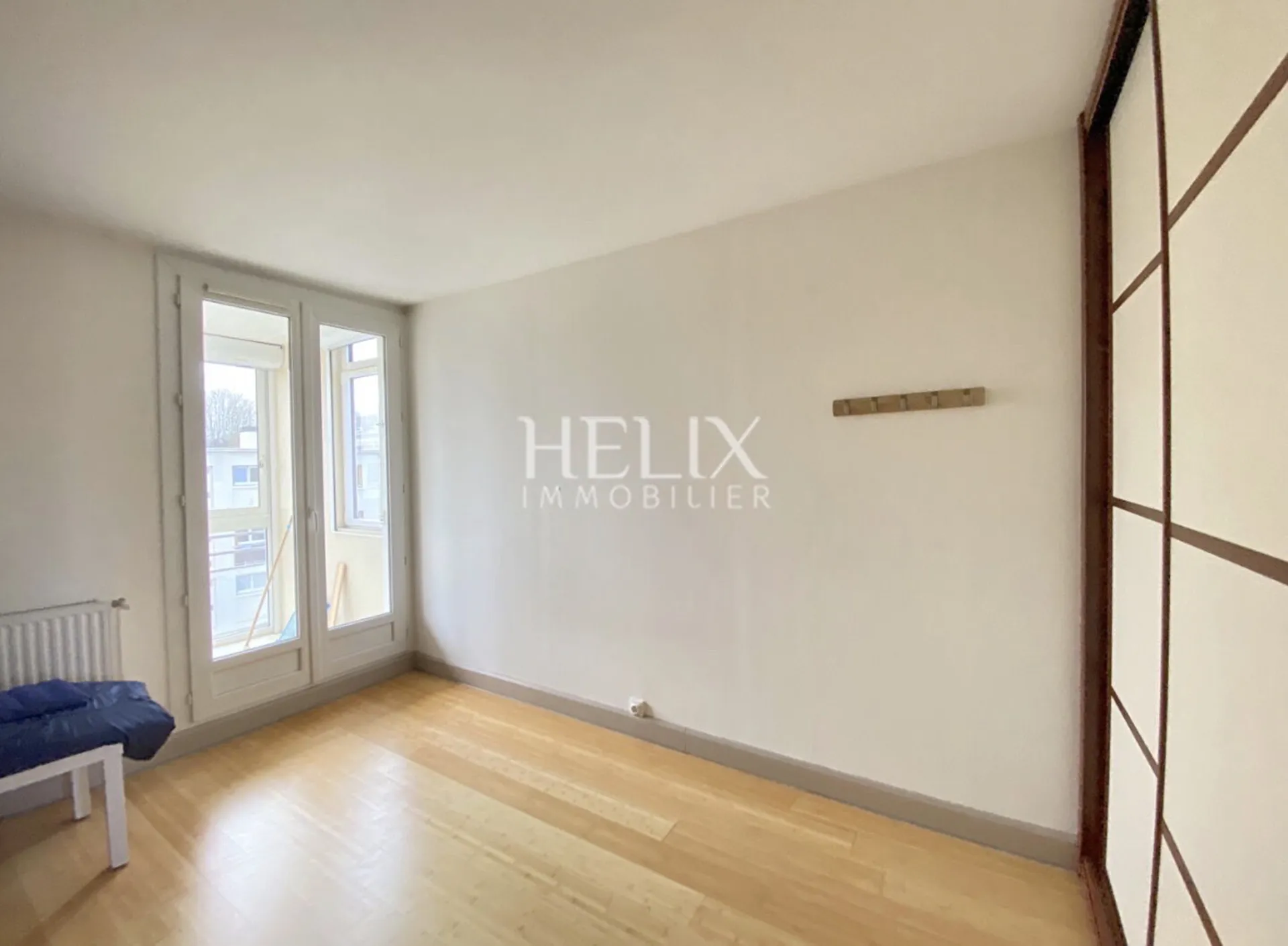 En exclusivité - appartement lumineux au dernier étage avec ascenseur, balcon et loggia plein sud. Proche bus et RER A.