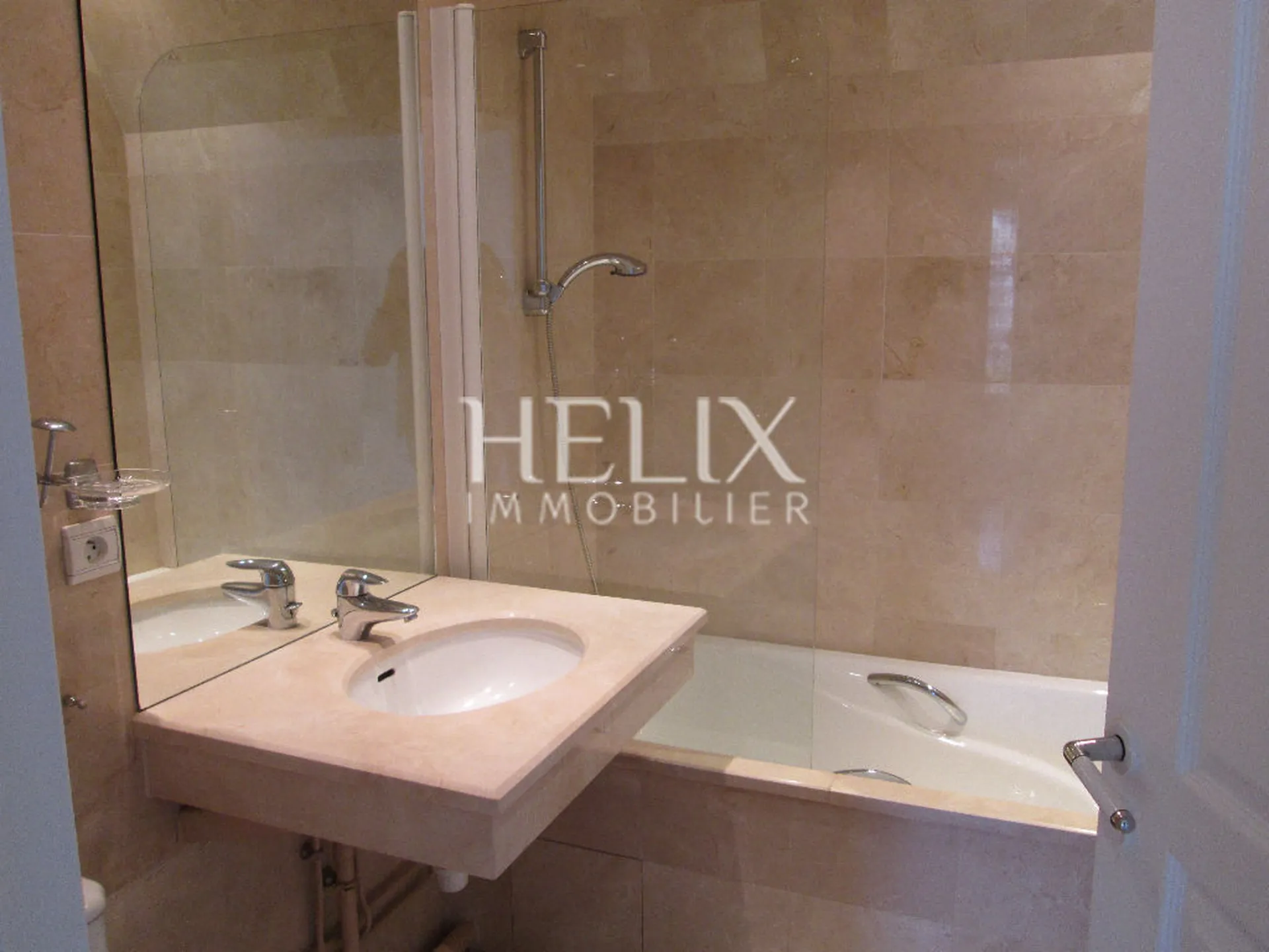 Quartier château un appartement de grand standing avec la vue sur le château de Saint Germain en Laye avec 2 chambres au pied du RER direction Paris La Défense