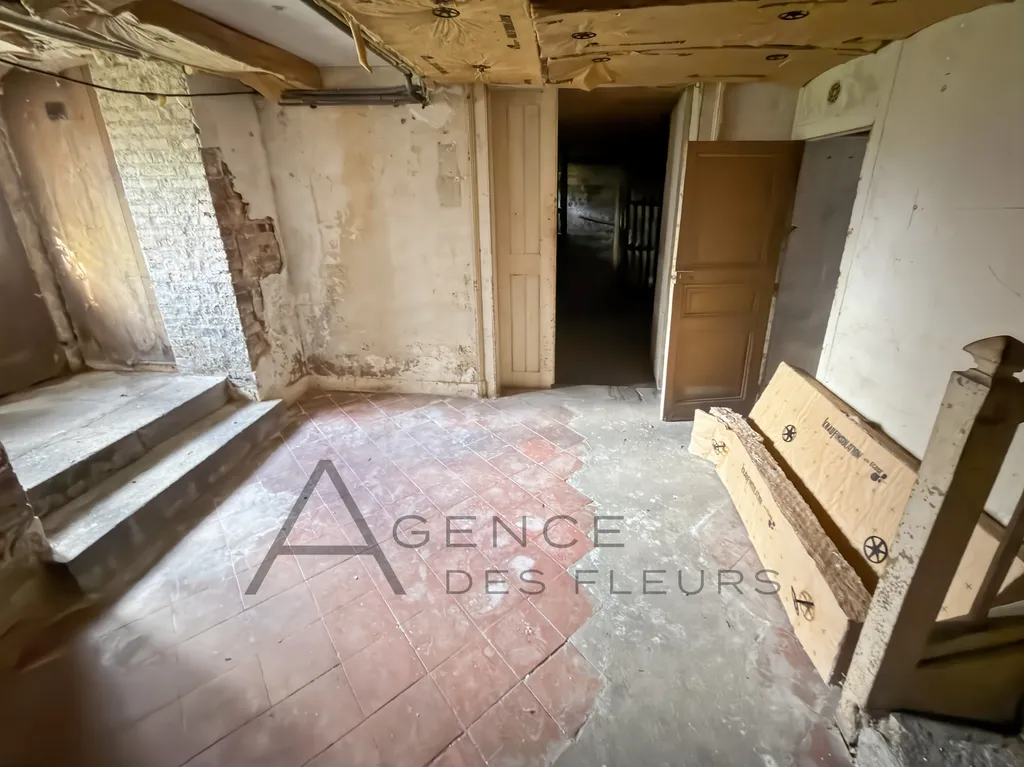 À vendre maison bourgeoise de 1900 à rénover de 172m² sur un terrain de 329m² sur la commune d'ELBEUF 76500