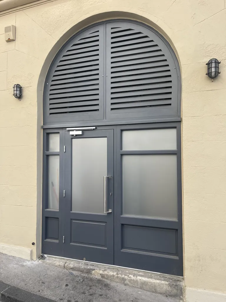 Création d'une vitrine sur mesure en bois pour le pub Fat fish