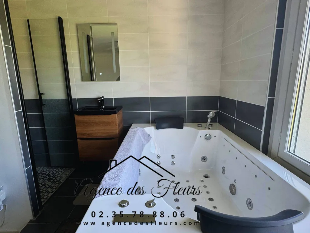 A vendre maison familiale de 243 m² édifiée sur un terrain de 749 m² sur la commune de MONTFORT SUR RISLE 27 290