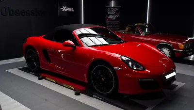 Détail de la protection PPF XPEL sur capot Porsche Boxster rouge