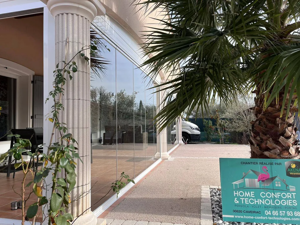 Installation d'un mur de verre près de Nîmes sur la commune de Sommières