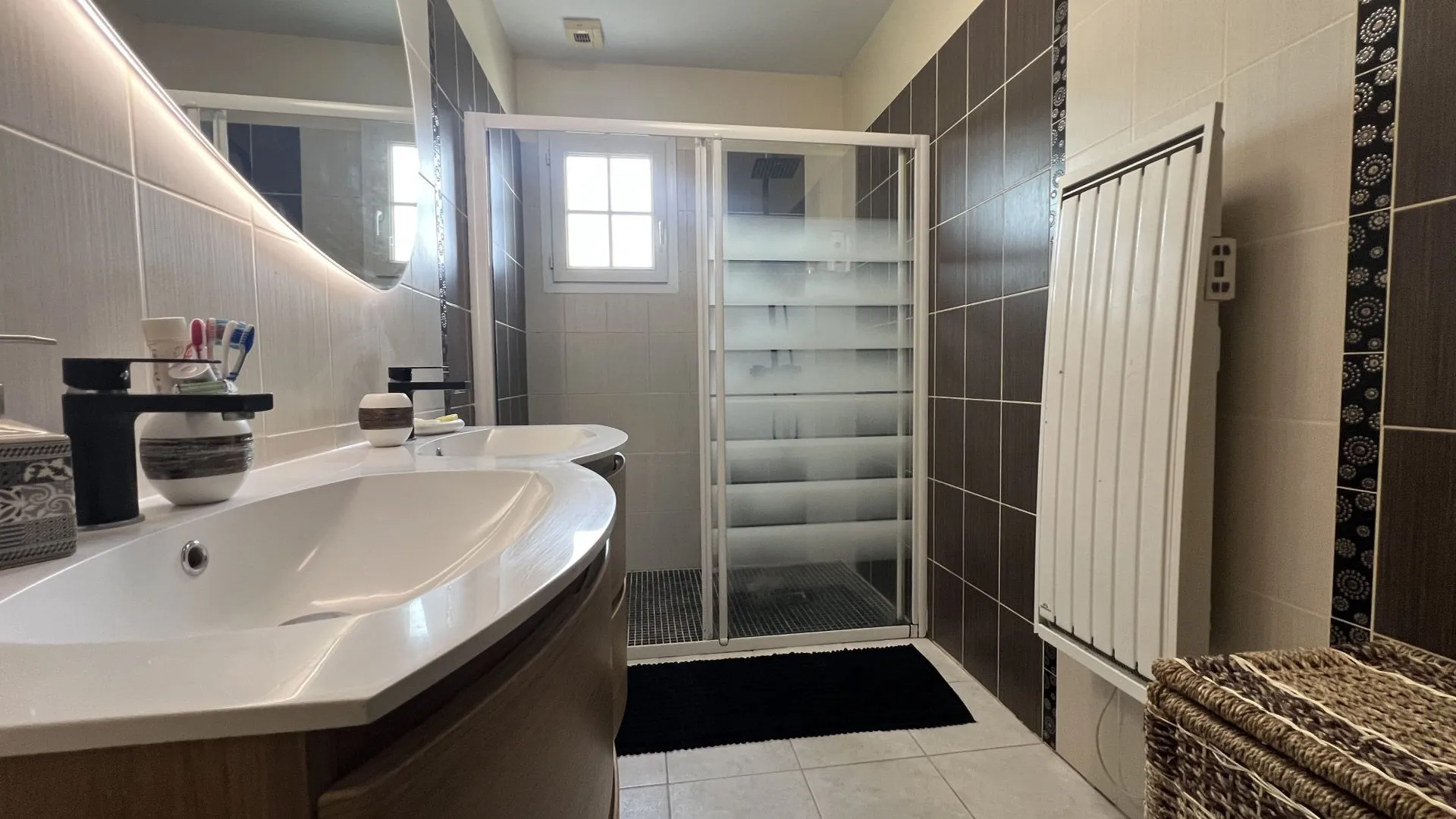 A vendre Maison familiale 2008 de 5 chambres avec garage double en sous-sol et jardin 900m², environnement calme proche Eu 76260 et littoral des Villes Sœurs