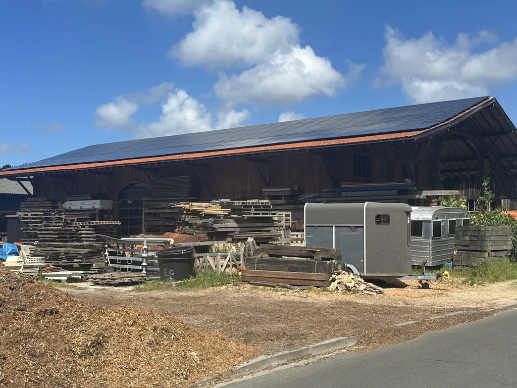 Réalisation terminée d’une installation photovoltaïque de 86 kWc pour une grande entreprise de bois située à Lège‑Cap‑Ferret, en Gironde.