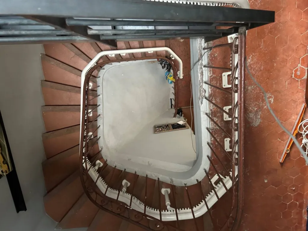 La prise de mesures avec le système OTOLIFT a permis de postionner au mieux ce fauteuil monte escalier OTOLIFT dans cet escalier en colimaçon à Marseille