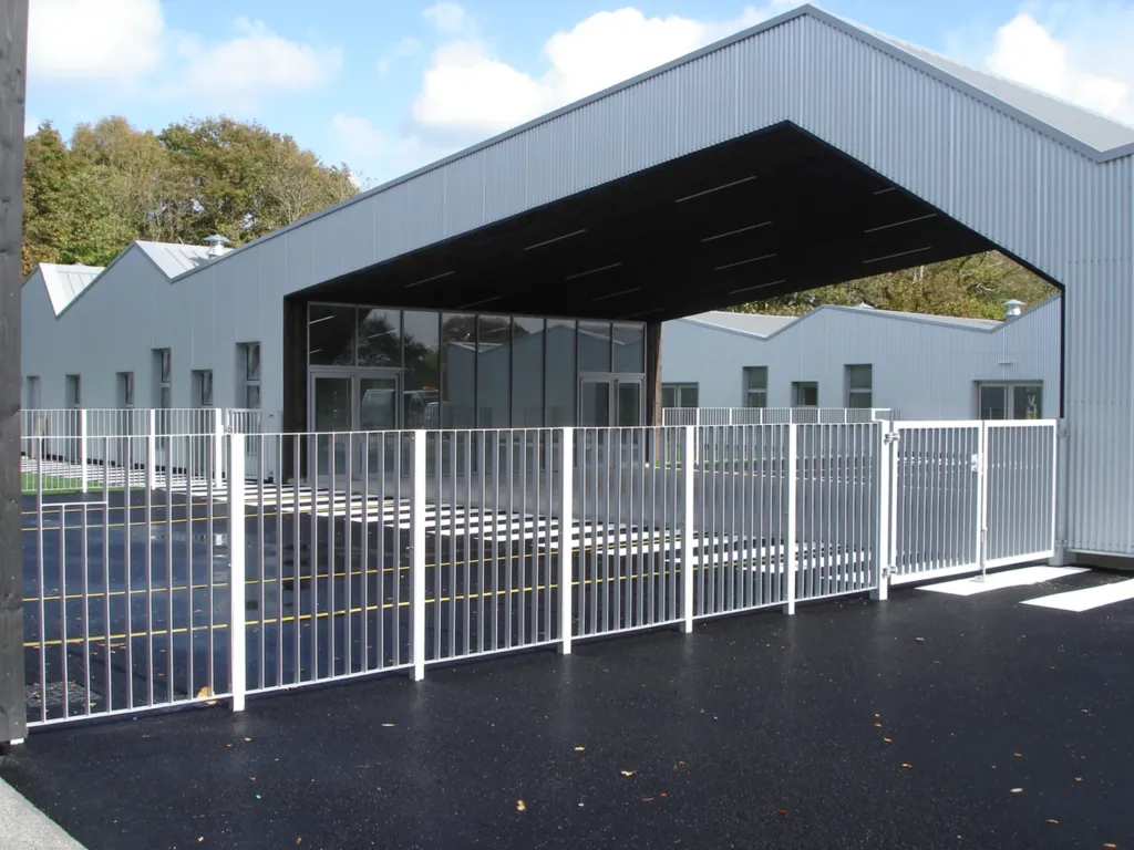 Fourniture et pose de grilles de serrurerie pour école dans l'Eure
