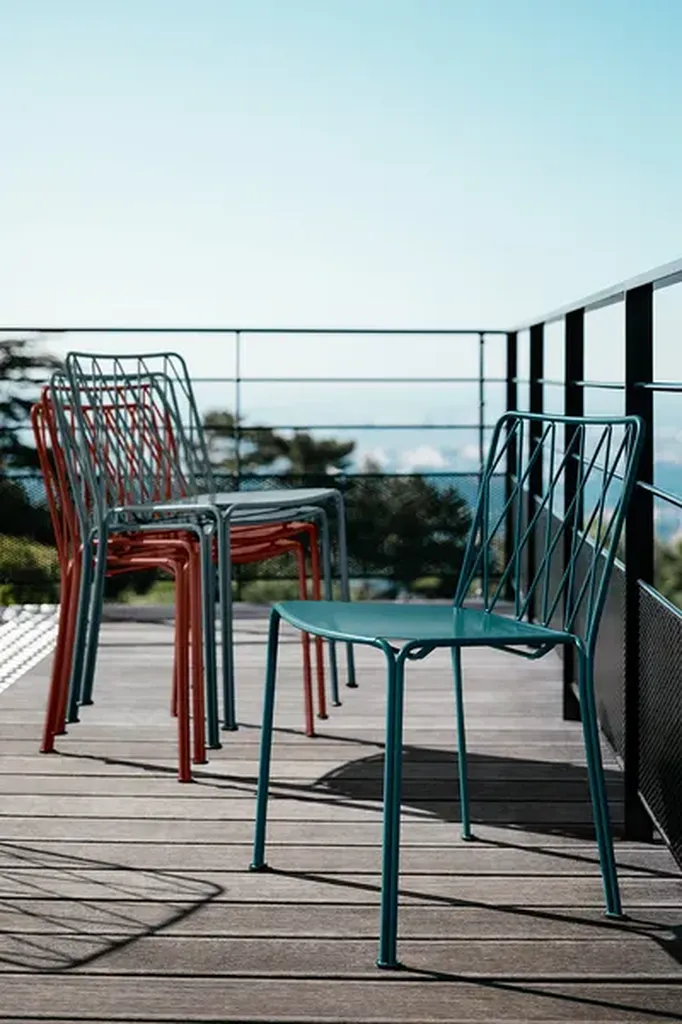 Gamme Kintbury extérieur – mobilier acier design élégant et empilable à Aix-en-Provence, Région PACA pour terrasses restaurants et espaces professionnels haut de gamme