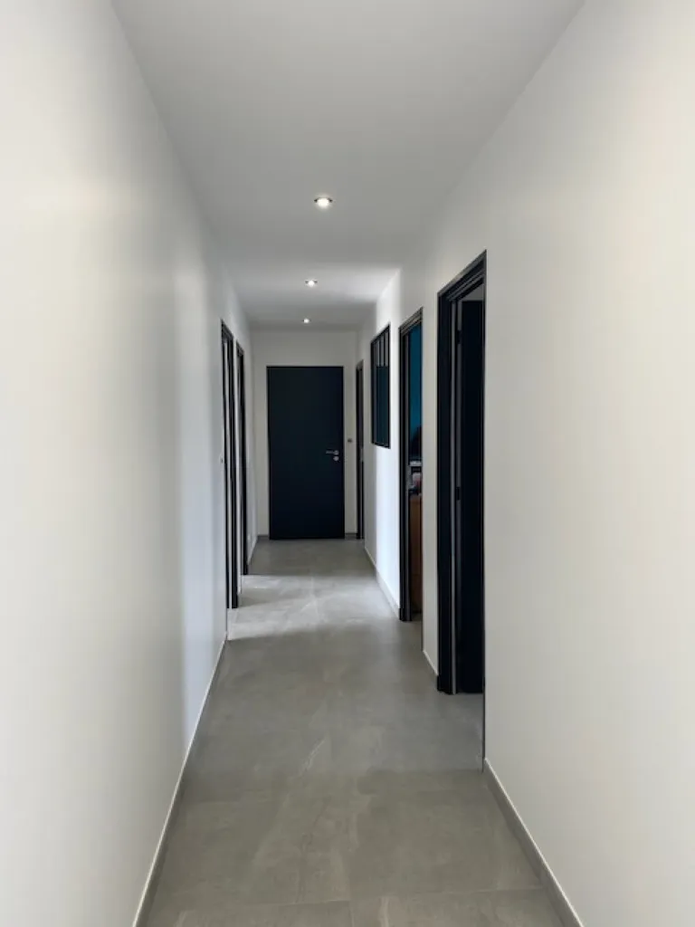 Reprise totale d'une maison neuve en enduit et peinture entre Yvetot et Le Havre après le passage d'un peintre qui n'a pas su répondre aux exigences du client.