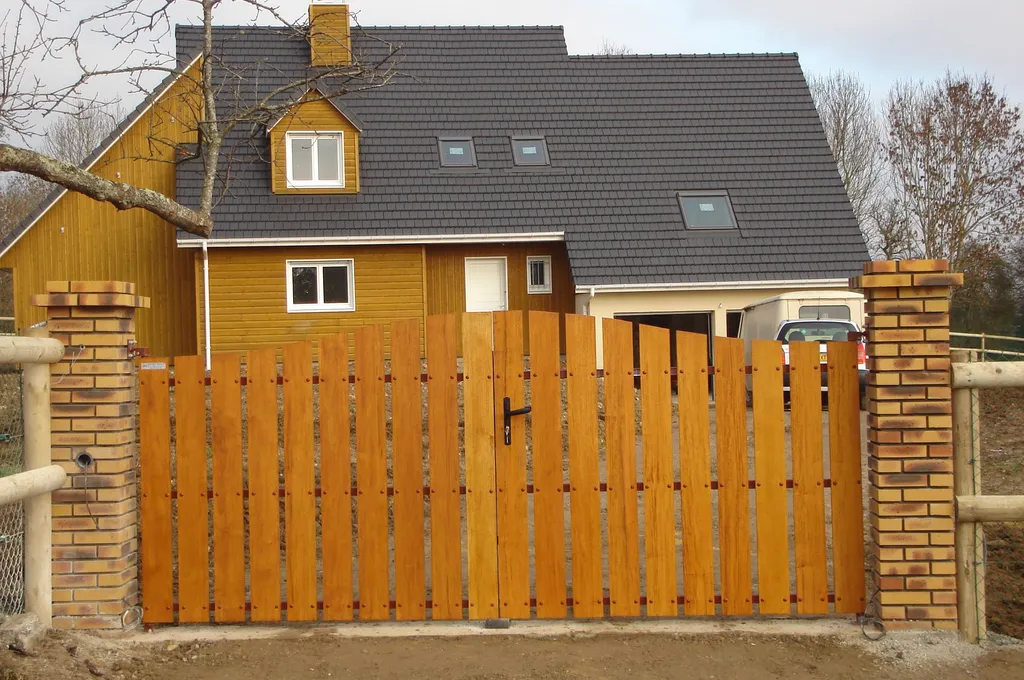 Installation de Portail bois battant de fabrication artisanale, Clôtures occultantes et Aménagements de limites de propriété à Montivilliers en Seine-Maritime 76 et sa région havraise