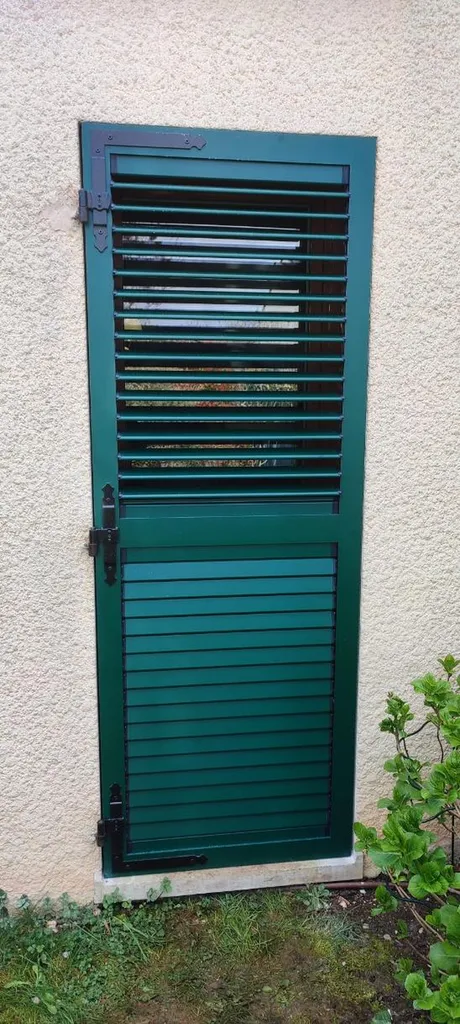 Installation de volets battants en aluminium persiennés orientables sur mesure, haute durabilité, finition vert RAL 6005 à Dijon