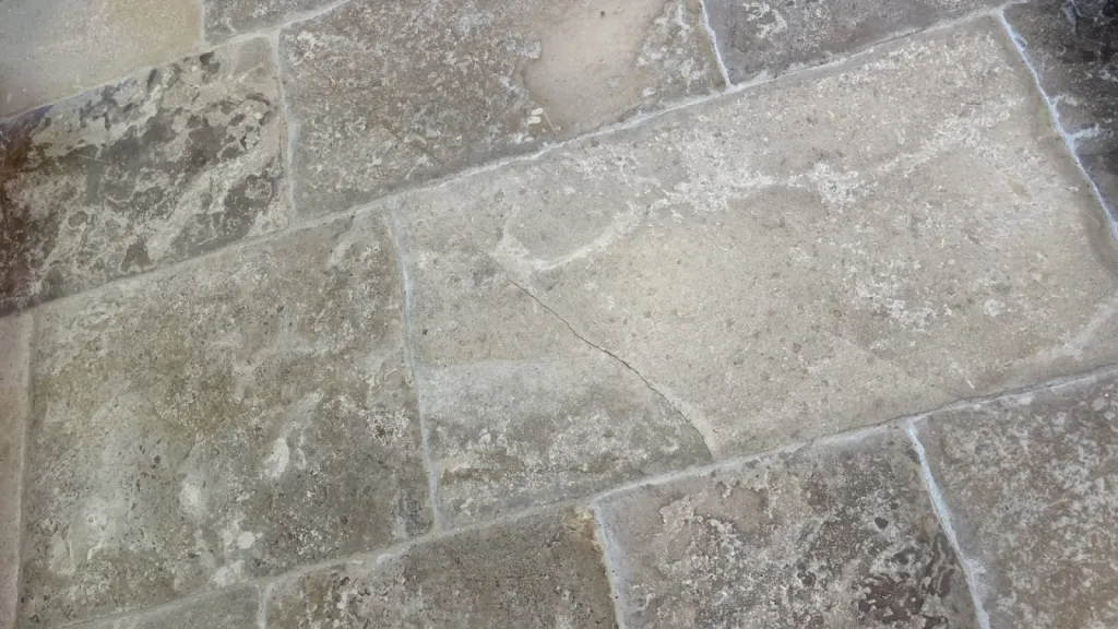 Montagnac d'Auberoche, la plus belles pierres françaises tendances pour sol dallage intérieur et extérieur PARIS - LYON - UZÈS - NÎMES - BEZIERS - AVIGNON - BASTIA LP PIERRE NATURELLE à PERIGUEUX 