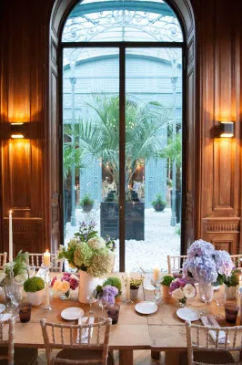 Célébrez avec une wedding planner votre mariage bucolique dans un hôtel particulier parisien, alliant élégance, atmosphère romantique et moments mémorables