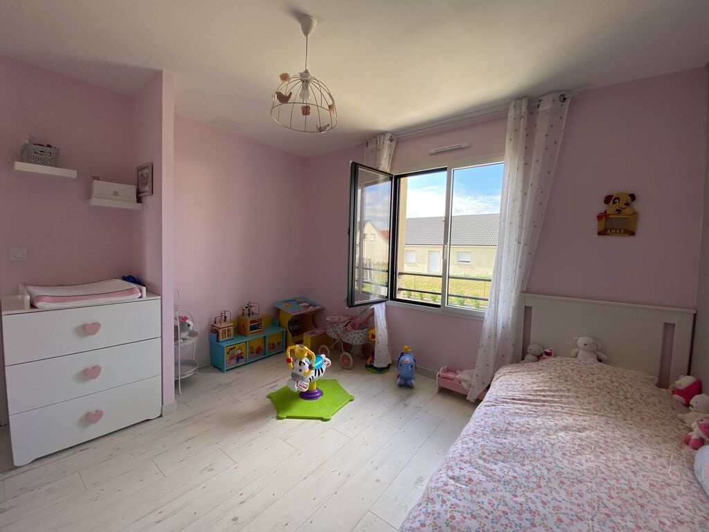 Vends  maison  moderne et lumineuse avec accès à pied aux écoles