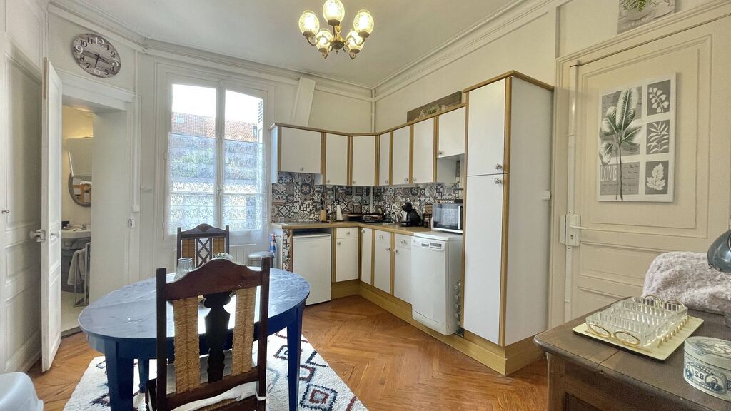 À vendre en Normandie : Appartement avec cheminée et parquet d’époque : Un séjour/coin nuit avec moulures, parquet en point de Hongrie et cheminée d’origine.