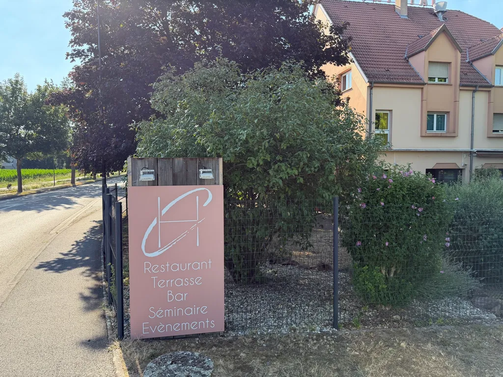 Conception et pose de signalétique extérieure avec panneaux directionnels pour l'Hôtel le Crystal à Erstein dans le Bas-Rhin