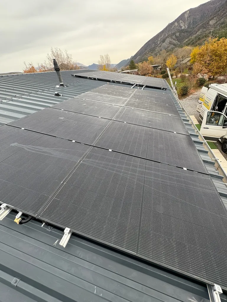 Votre toiture peut fabriquer votre propre électricité et votre eau chaude contactez PESS