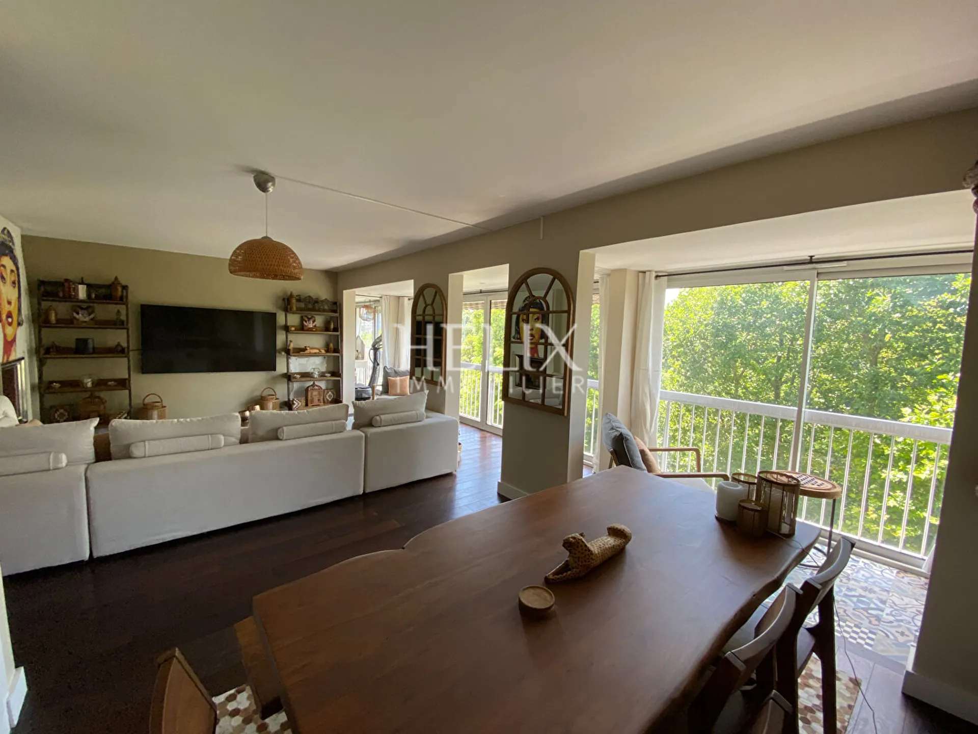 Le Pecq quartier Canada - Un vaste appartement 5 pièces de 114m² avec une vue imprenable sur la Seine et la verdure, de très beaux volumes et à seulement 13 minutes à pied du RER A