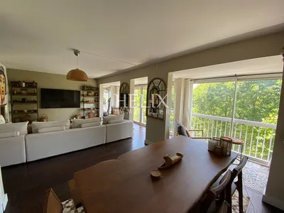 Le Pecq quartier Canada - Un vaste appartement 5 pièces de 114m² avec une vue imprenable sur la Seine et la verdure, de très beaux volumes et à seulement 13 minutes à pied du RER A