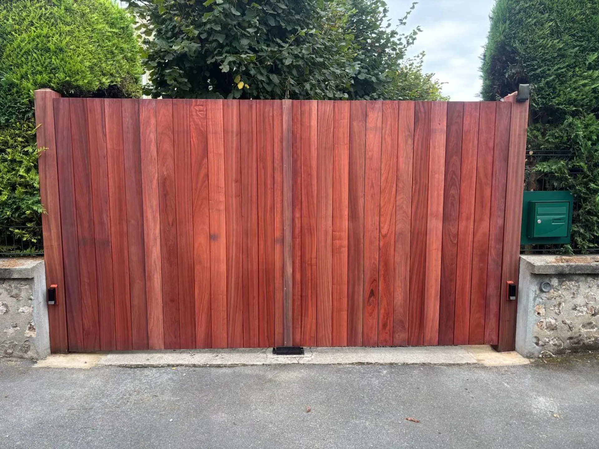 Installation de Portails d'Entrée en Bois massif et exotique moderne sur Mesure à Bourg-Achard dans l’Eure (27)