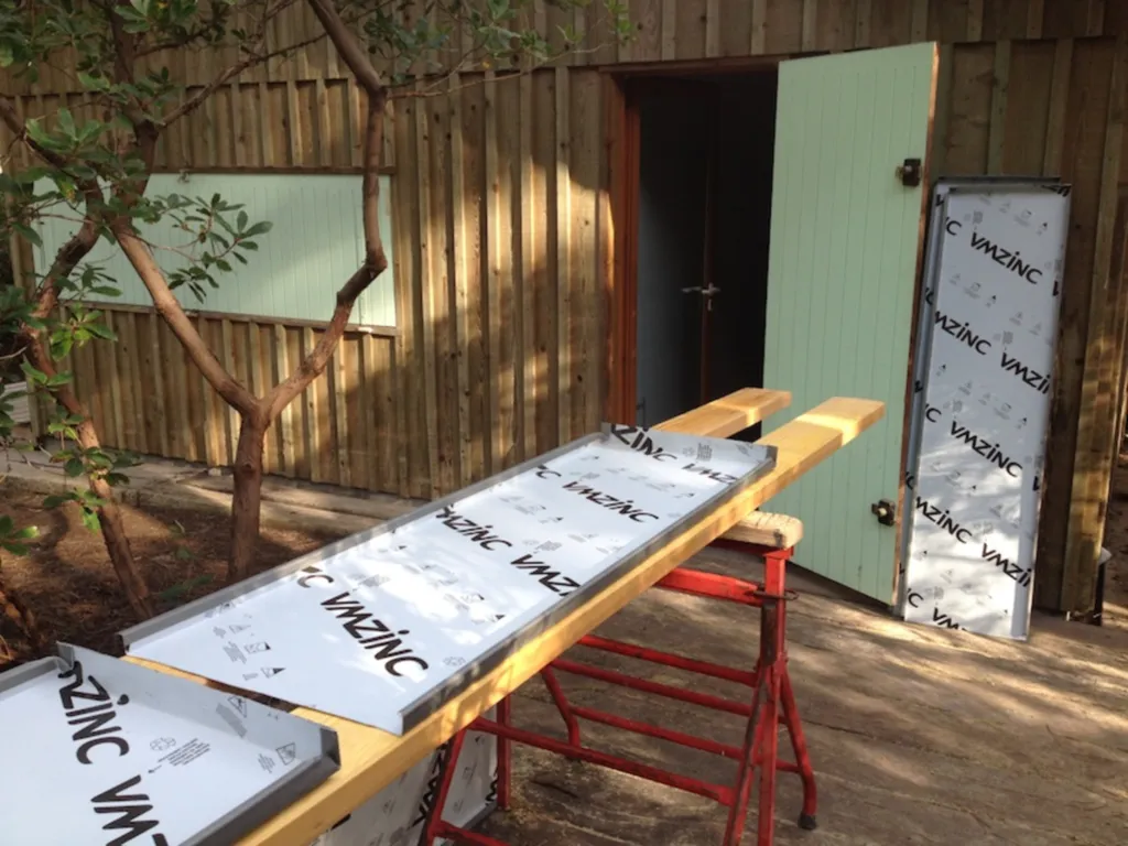 Charpentier, couvreur à bordeaux fabrique un toit en zinc