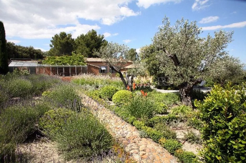 Propriété Provencale au style contemporain  avec piscine, en vente proche d'Avignon