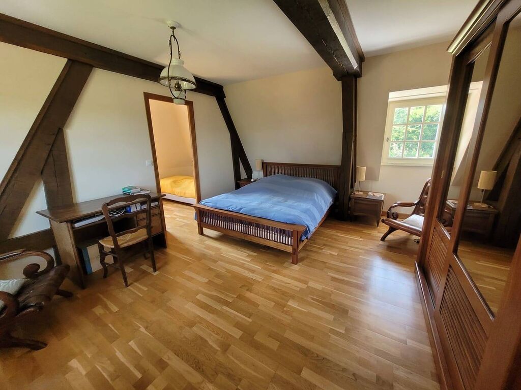 A acheter,  propriété, située dans un environnement privilégié, à la campagne, sans être isolé et sans aucune nuisance bénéficie d'une belle vue sur la vallée à 10 minutes de Cormeilles, Pays d'Auge.  Le jardin est planté de nombreuses essences d’arb