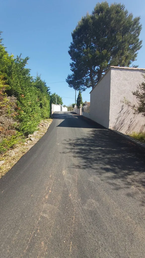 Réfection d'un chemin de copropriété en enrobé de bitume sur Saint Maximin la sainte baume dans le Var