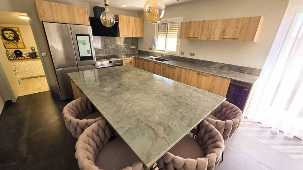 Nouvelle Cuisine réalisée en Quartzite Jadore à Ambérieux