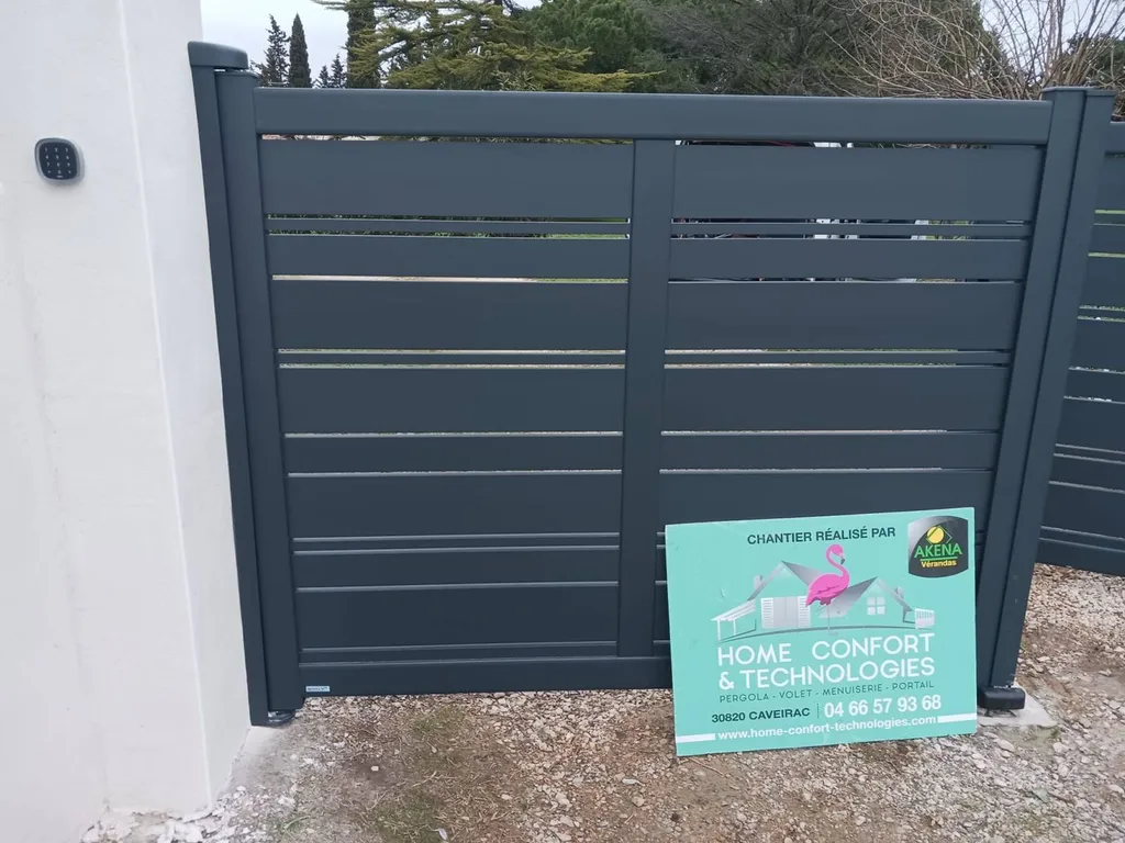 Installation d'un portail en aluminium avec automatisme sur mesure près de Nîmes