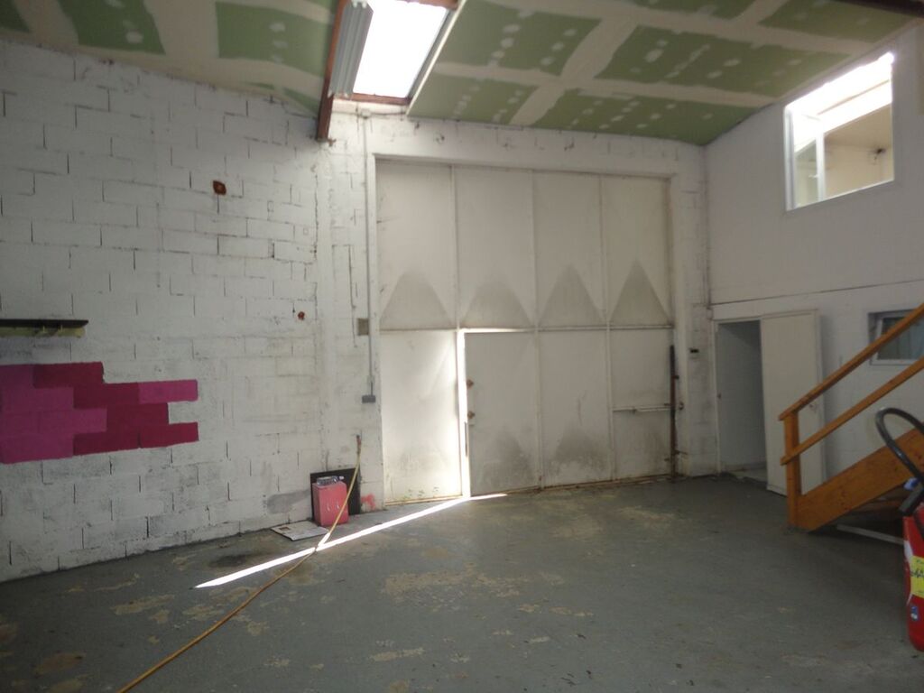 LOCAL COMMERCIAL A VENDRE Carnoux en Provence dans la zone industrielle