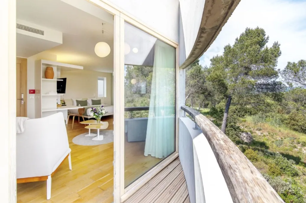 Suite Junior Terrasse – Hôtel à Aix-en-Provence avec terrasse privative  et vue sur la nature provençale