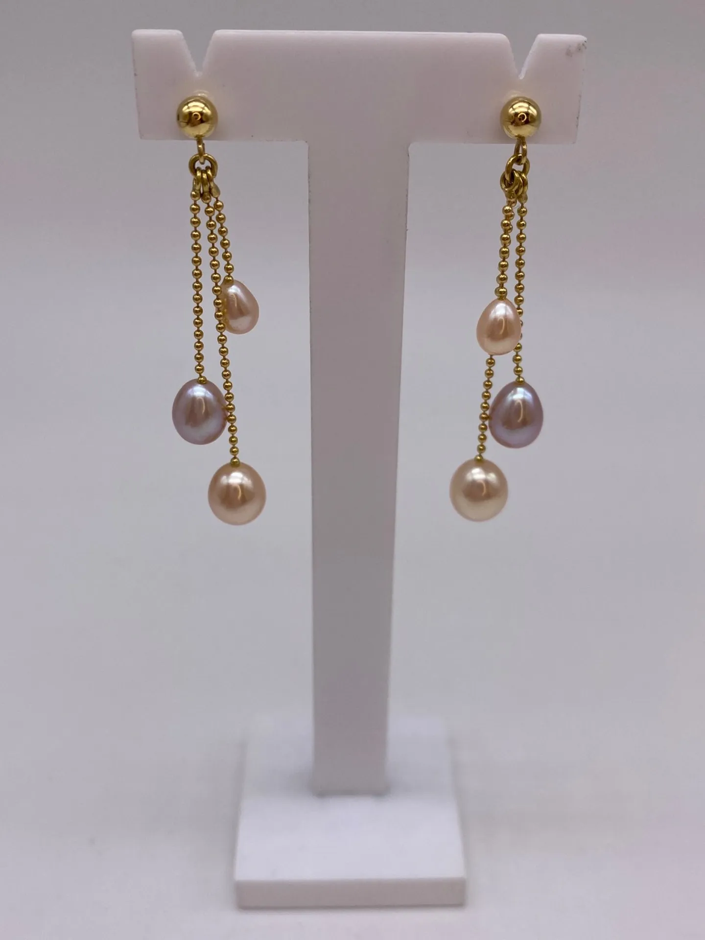 Paire de boucles d'oreilles 3 fils en or 750/1000ème avec perles de culture rosées en bout en dépôt vente chez Or Ligne à La Teste de Buch près de Biscarrosse