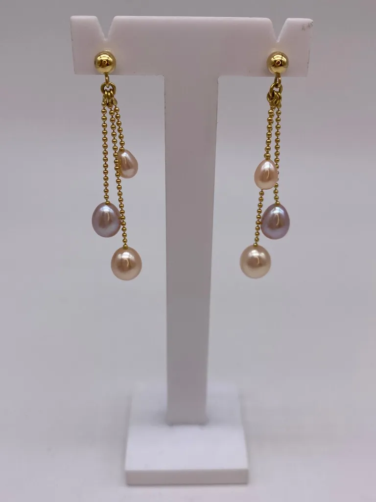 Paire de boucles d'oreilles 3 fils en or 750/1000ème avec perles de culture rosées en bout en dépôt vente chez Or Ligne à La Teste de Buch près de Biscarrosse