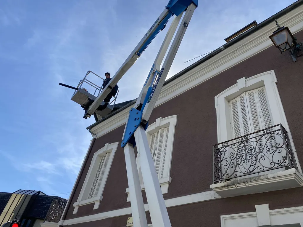 Intervention avec nacelle au centre-ville de Pau