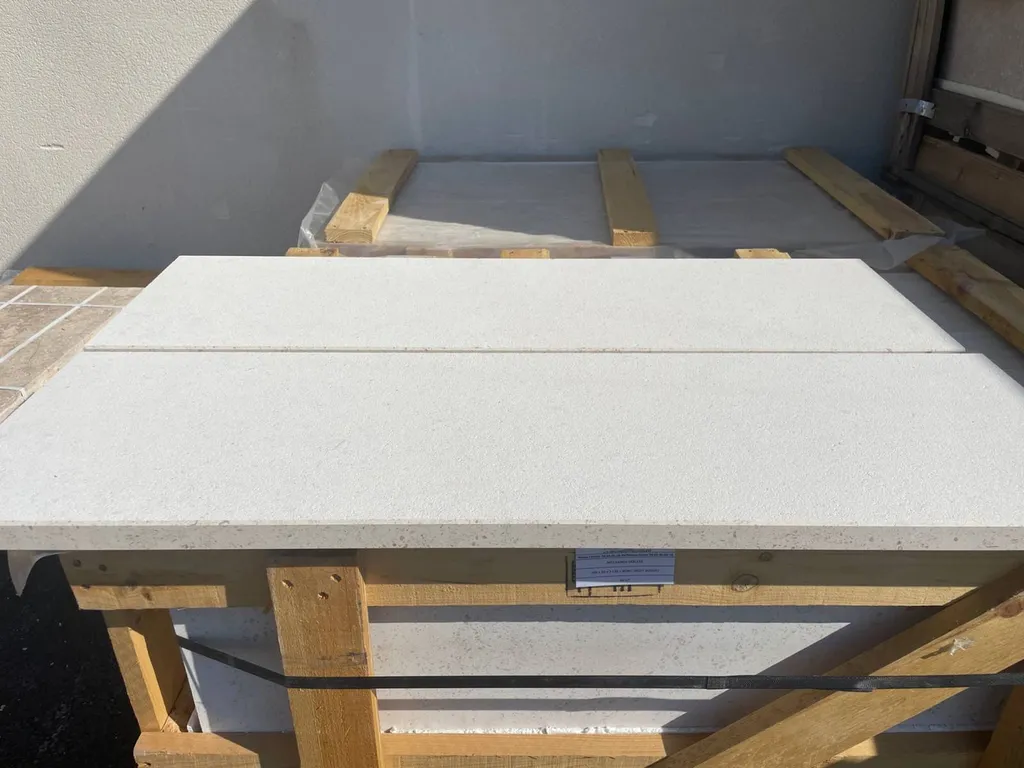 MARGELLE PISCINE EN PIERRE NATURELLE MOLEANOS FINITION SABLEE