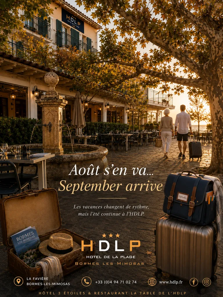 Terrasse de l’Hôtel de la Plage HDLP à Bormes-les-Mimosas en fin d’été, avec valises et cartable symbolisant le passage d’août à septembre.