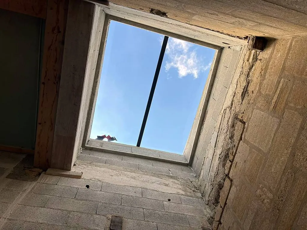 Pose en cours d'une verrière dans une villa à Meyreuil
