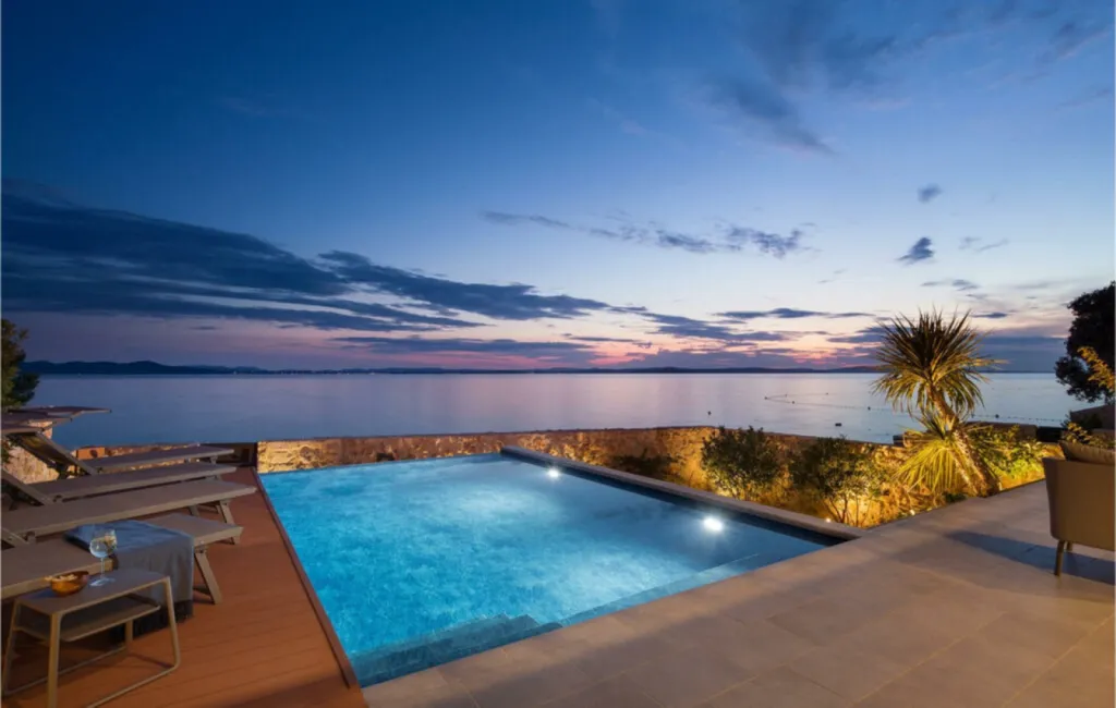 Expérience habitat : intégration éclairage intelligent dans piscine et jardins avec domotique à Ramatuelle et à Cogolin