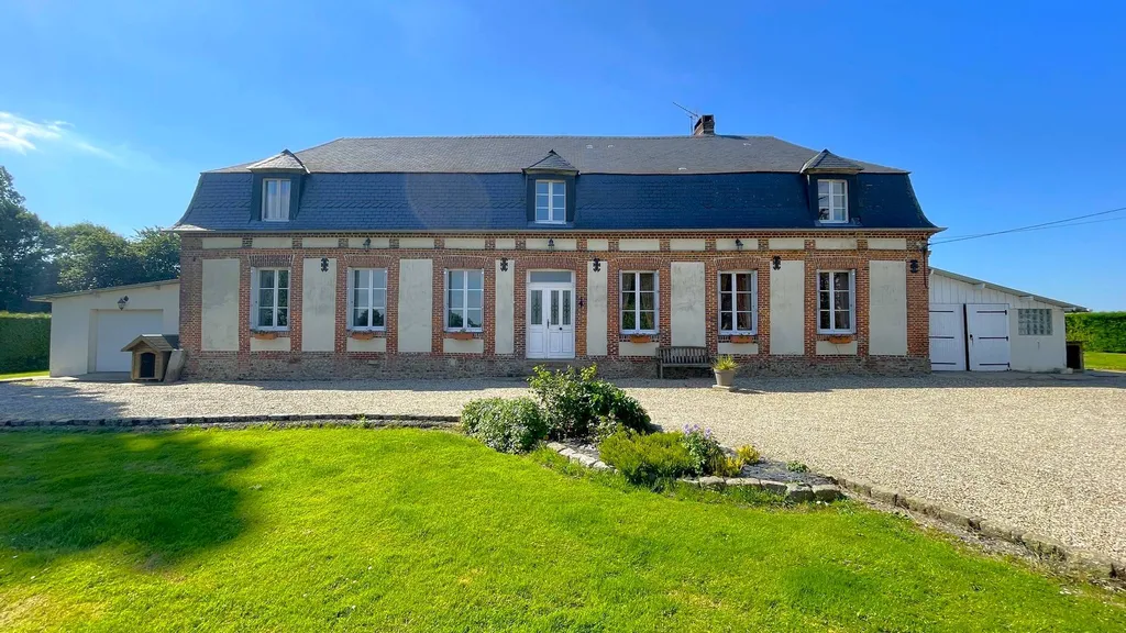 Maison de maître à vendre en Normandie : entièrement rénovée, cette propriété offre un cadre de vie exceptionnel au cœur de la campagne.