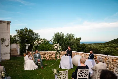 Un mariage organisé dans les traditions culinaires et musicales italiennes dans un restaurant chic en Italie dans les Pouilles