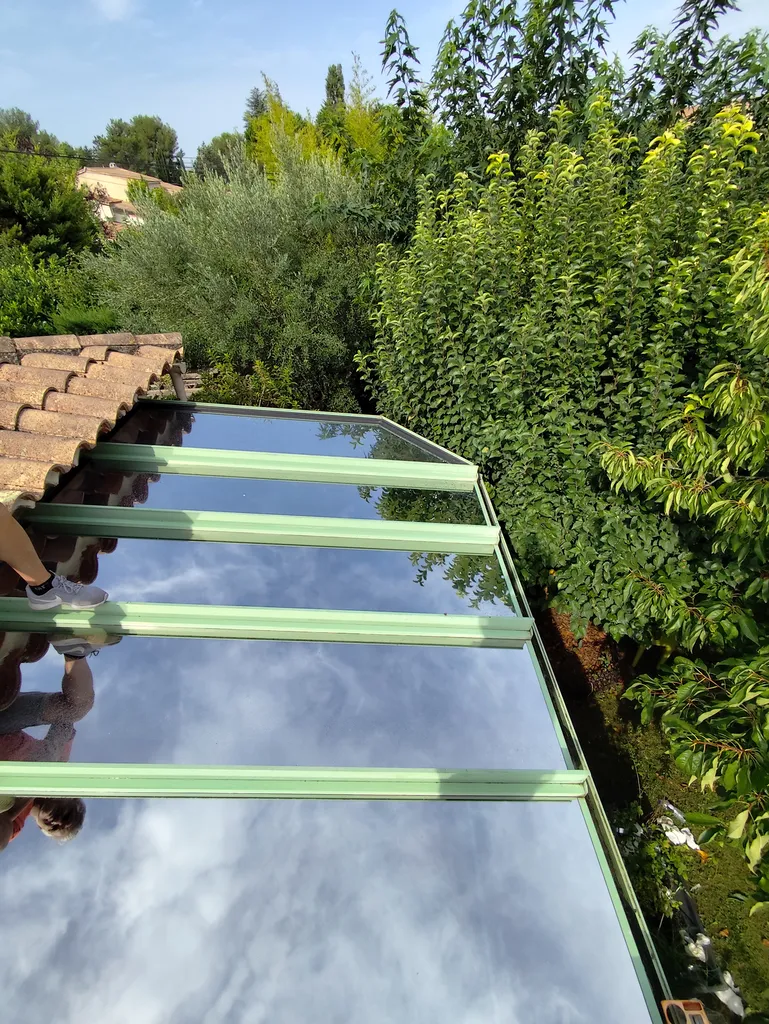 Installateur de film solaire professionnel à Marseille : pose de film anti-chaleur pour fenêtres et vitrages haute protection anti-UV