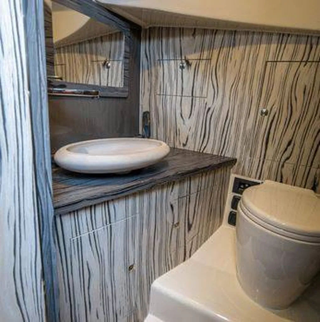 Vedette habitable avec salle d'eau à vendre en Martinique