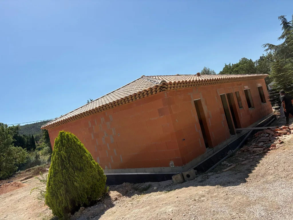 Maison Traditionnelle en brique Qualibric One avec double rangs de génoises et double rangée de feuillets en traitionnelle