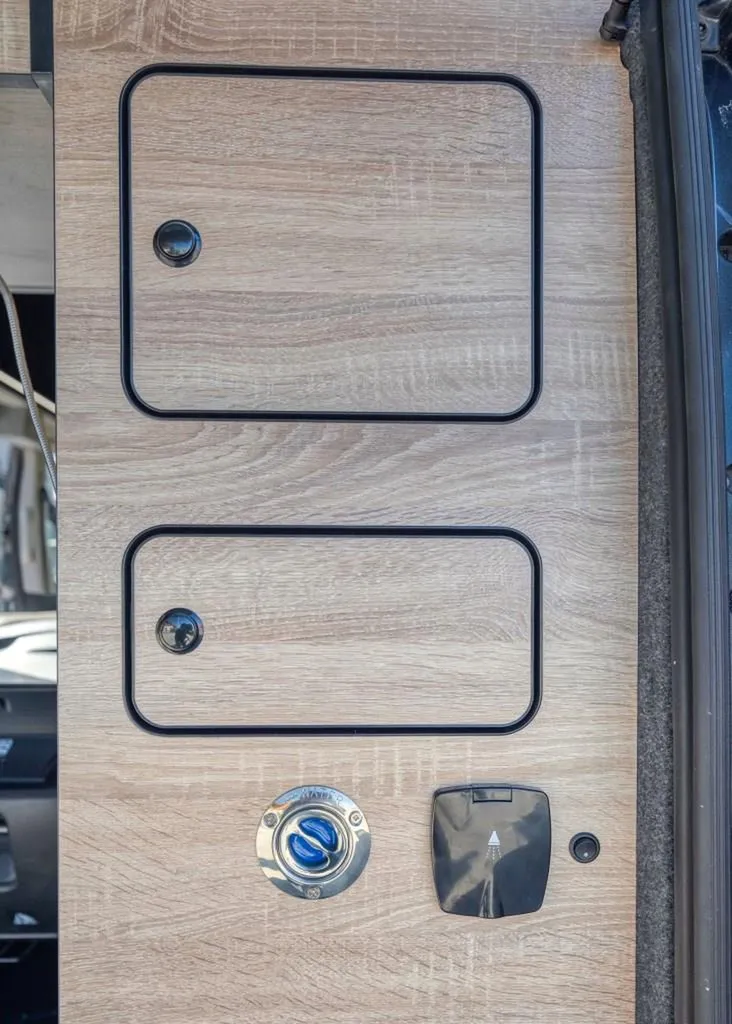 Spécialiste de l'Aménagement van 7 places sur-mesure à Annecy : configuration famille avec audio intégré pour la Haute-Savoie