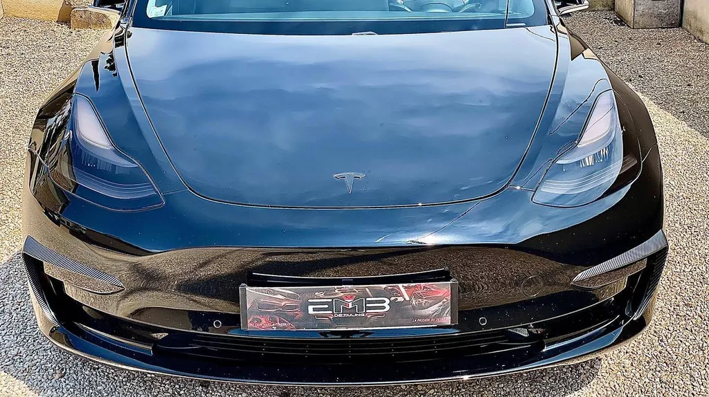 Rénovation et protection de carrosserie Tesla modèle 3 noir à Lyon