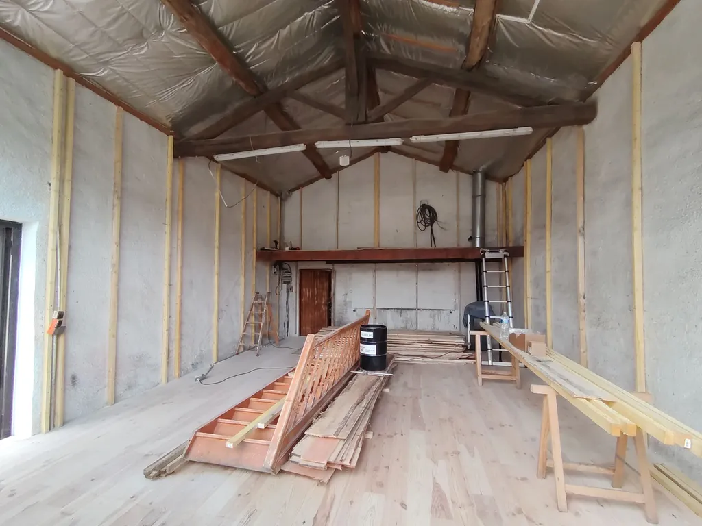 Création d'un doublage mural isolé avec finition en bardage bois intérieur de 150m2 à Montagny