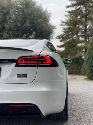 Pose d’un film de protection PPF XPEL sur la nouvelle Tesla S Plaid à Antibes près de Cannes sur la Côte d’Azur.