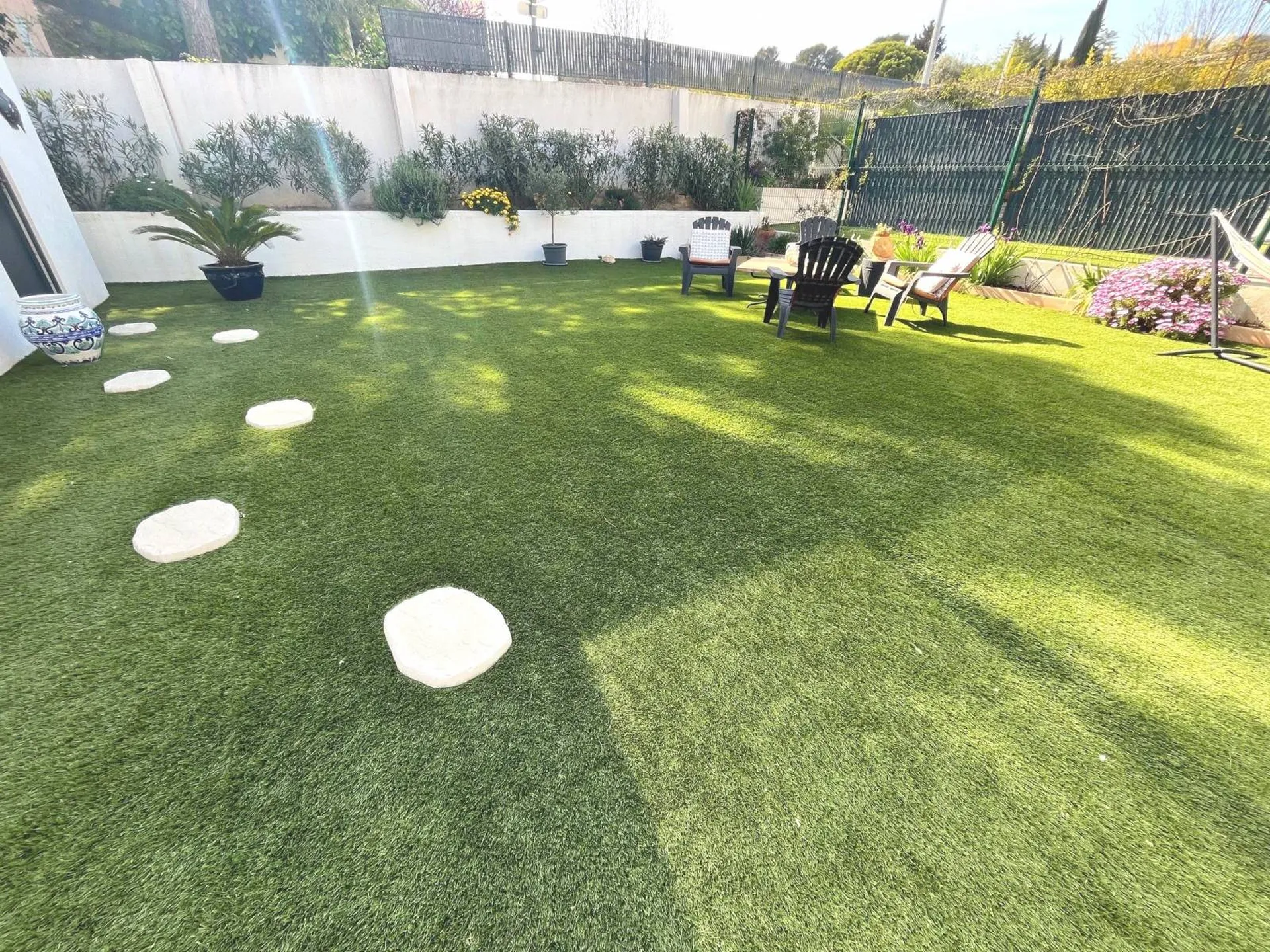 Maison récente à vendre Carnoux en provence sur deux niveaux avec sous-sol, copropriété de 3 habitations