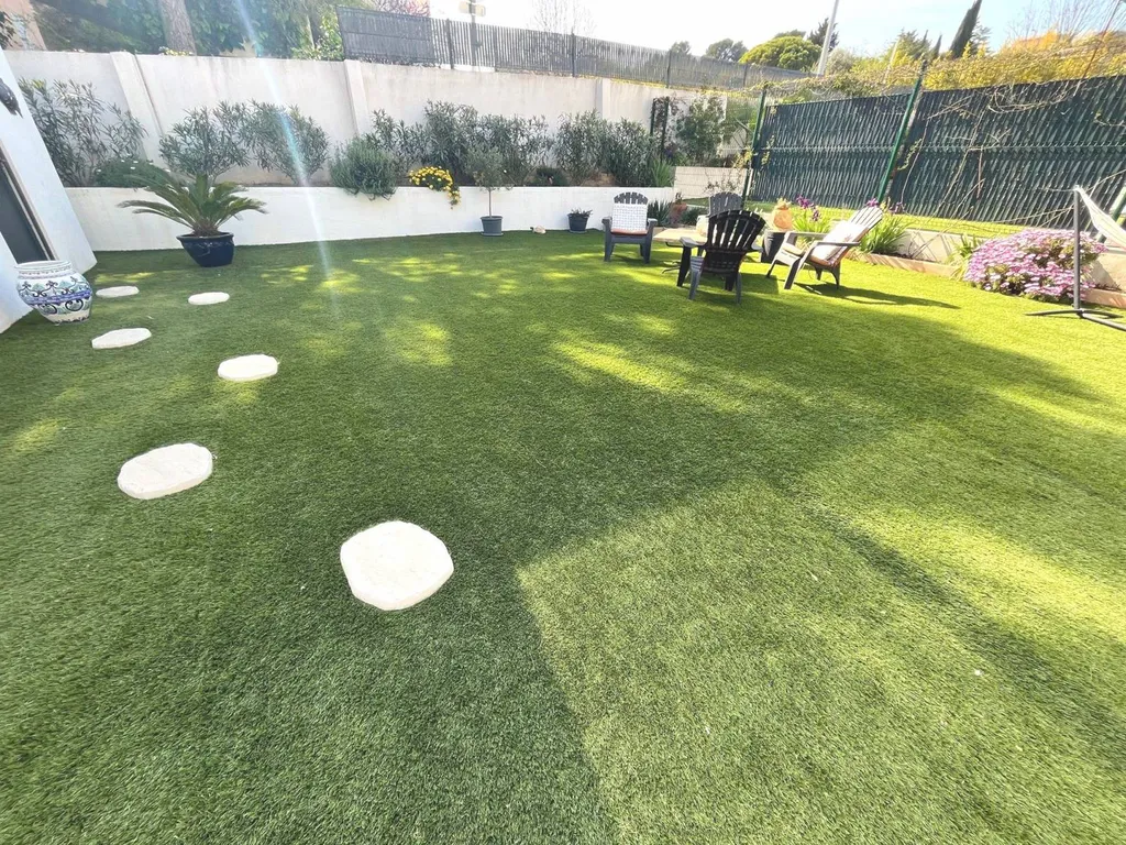 Maison récente à vendre Carnoux en provence sur deux niveaux avec sous-sol, copropriété de 3 habitations